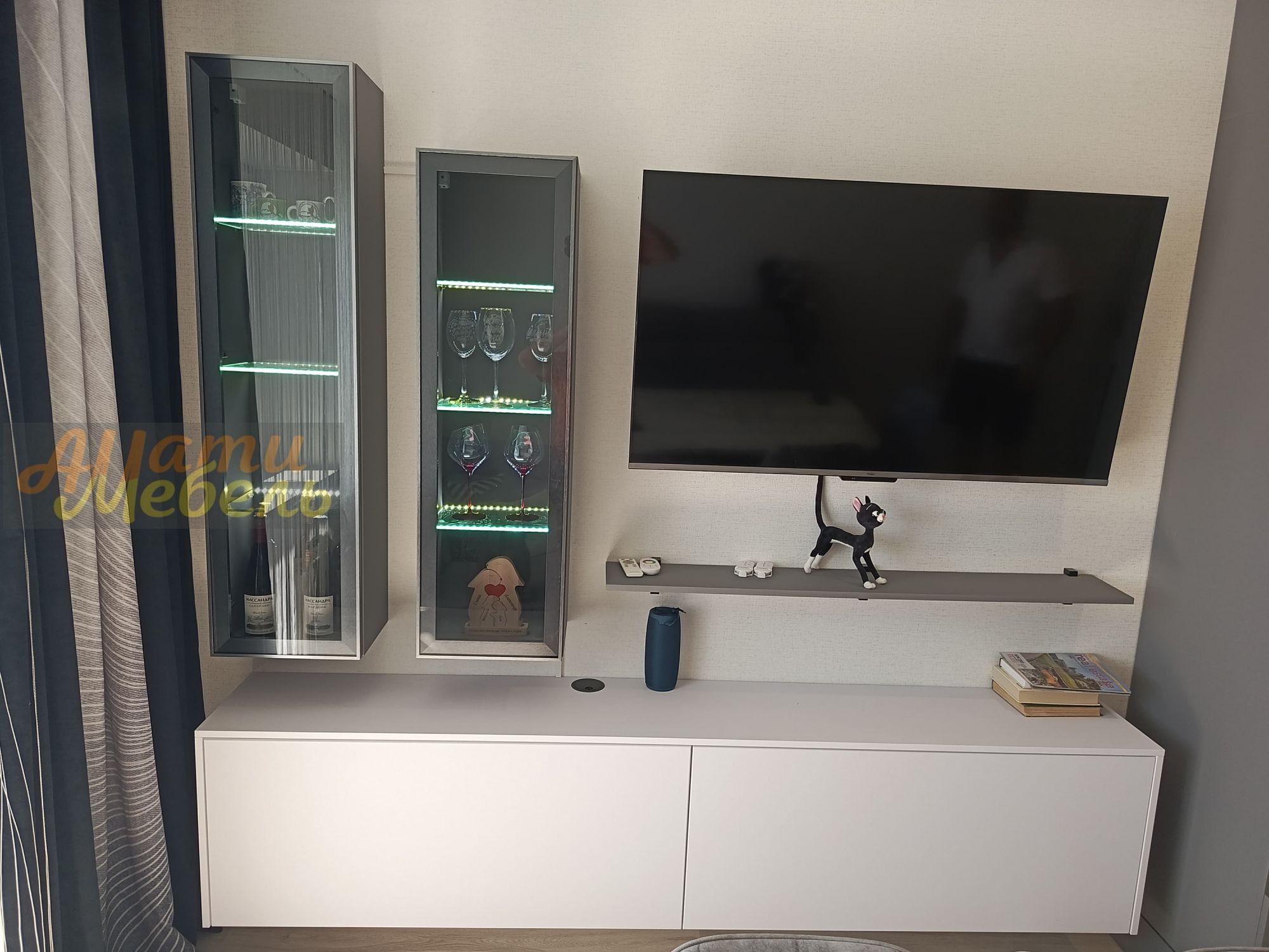 гостиная с подвесными консолями из стекла