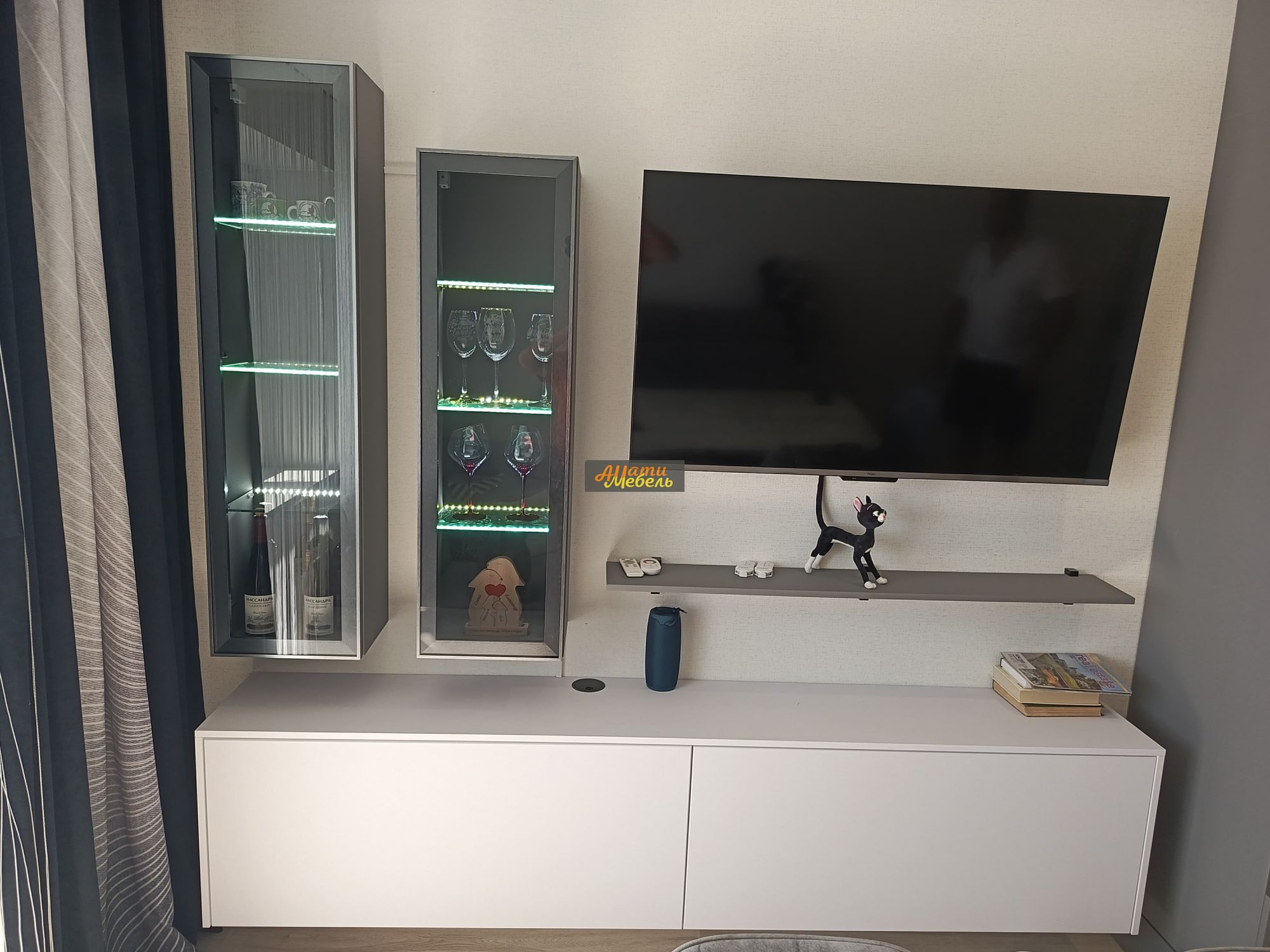 гостиная с подвесными консолями из стекла