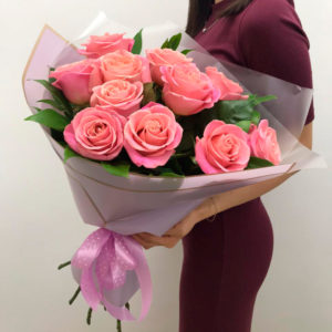 Букет из 11 розовых роз с зеленью