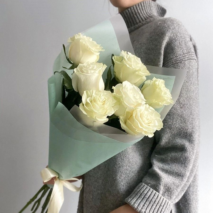 Нежный букет из 7 белых роз