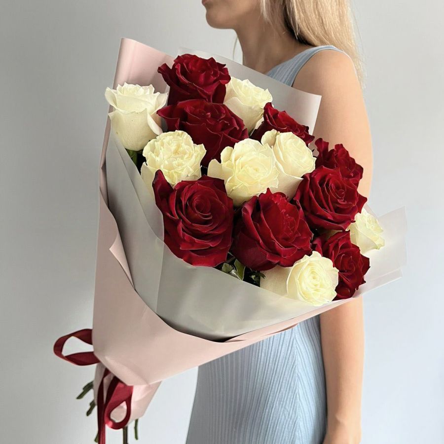 Букет из 15 белых и красных роз