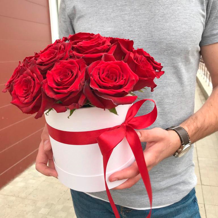 15 красных роз в коробке