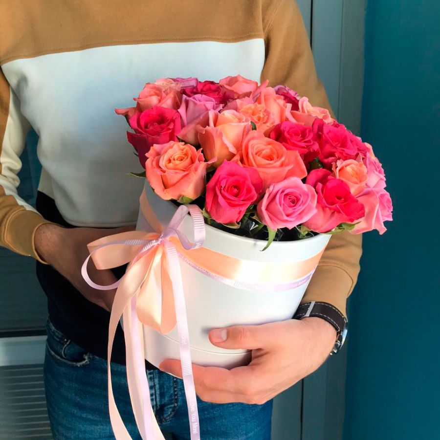 35 ярких роз в коробке
