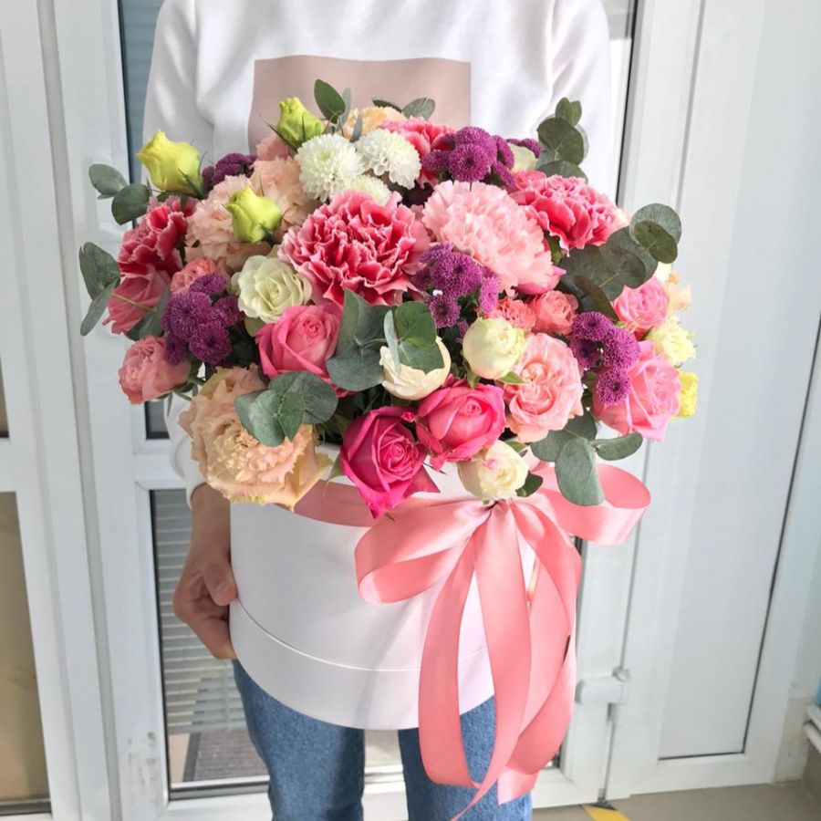 Яркий букет в большой коробке