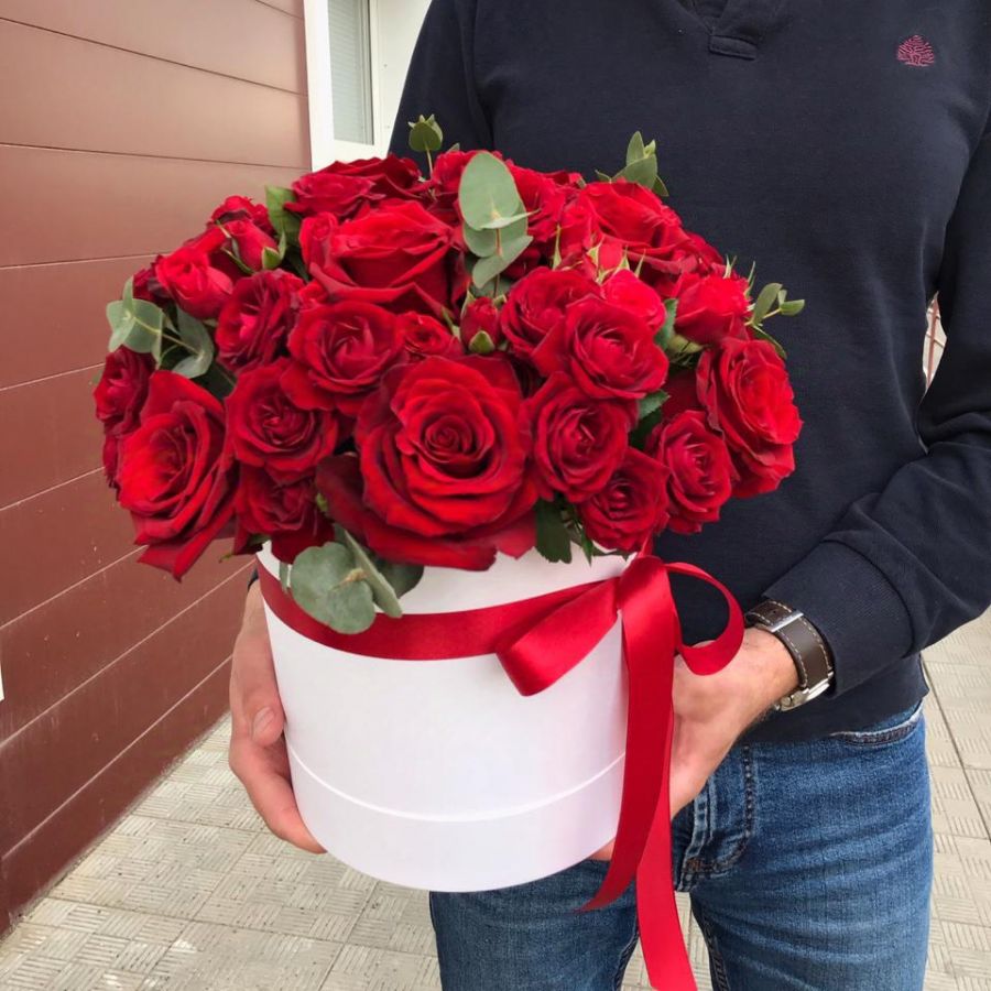 Красные розы в коробке разных видов