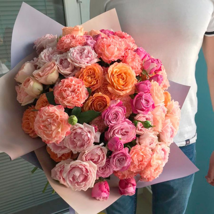 Сборный букет из кустовых роз