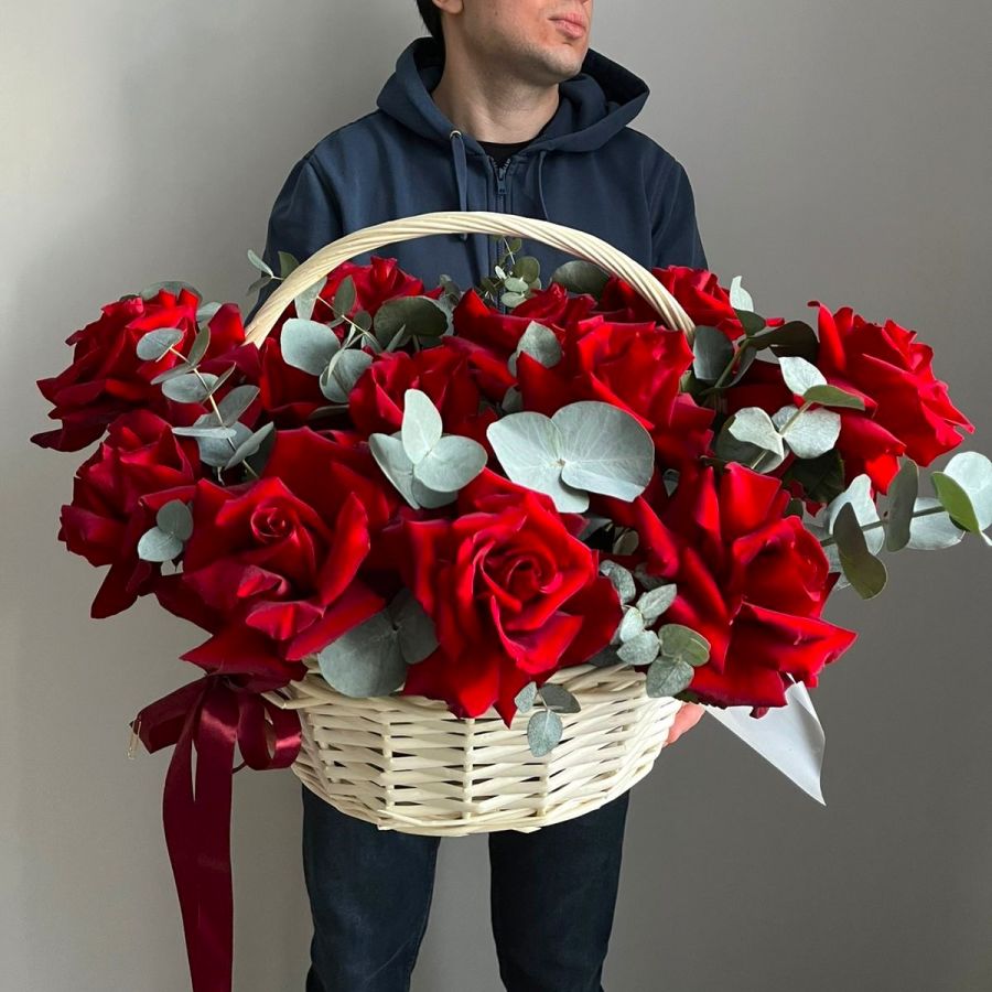 Букет японских роз с эвкалиптом в корзине