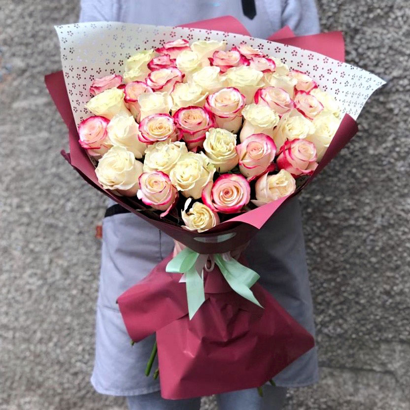 Букет из 45 бело-розовых роз