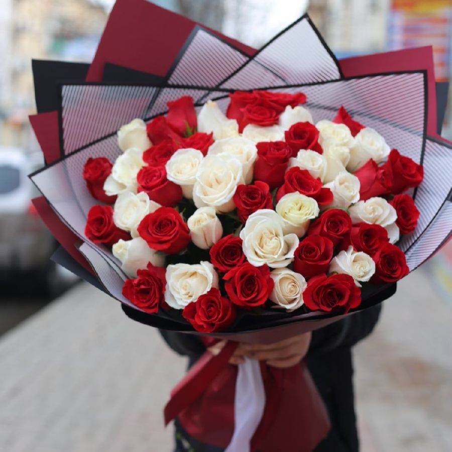 Букет из 55 красных и белых роз