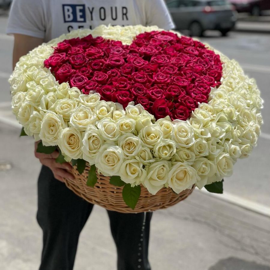 201 роза в форме сердца в корзине
