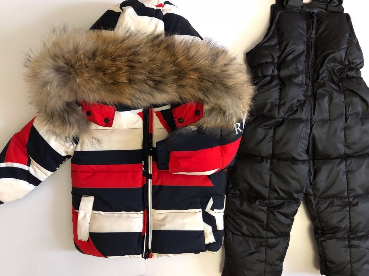 MONCLER ДЕТСКИЙ КОСТЮМ (МОНКЛЕР) КРАСНЫЙ С ЧЕРНЫМИ ПОЛОСАМИ