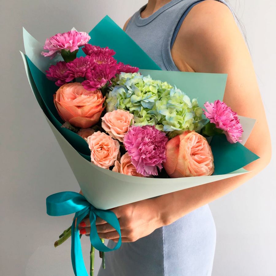 Яркий сборный букет в голубых оттенках