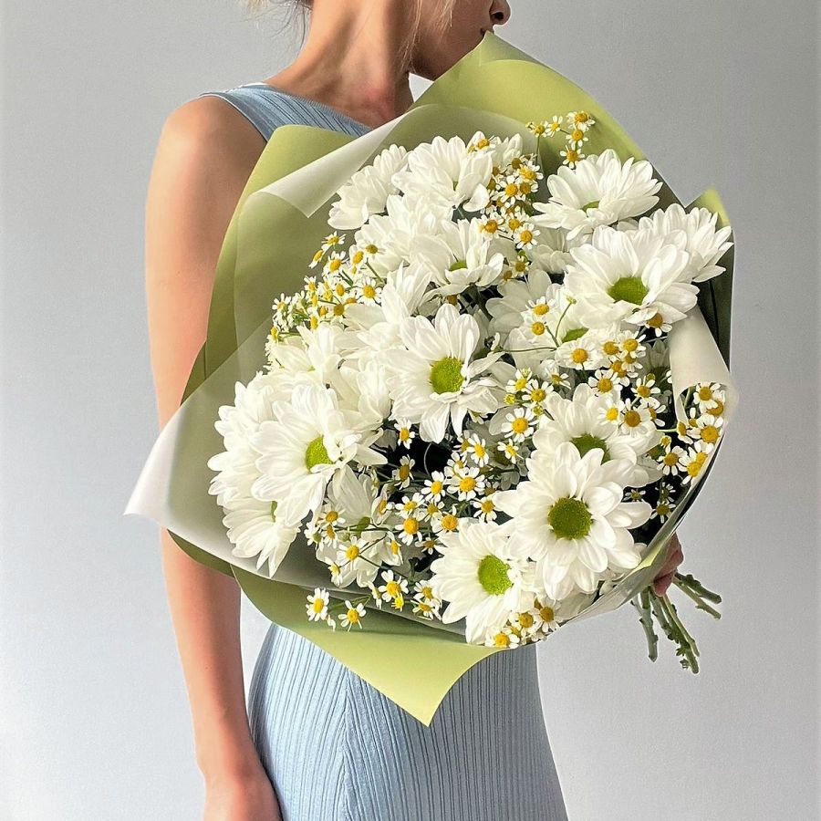 Букет из хризантем и ромашек