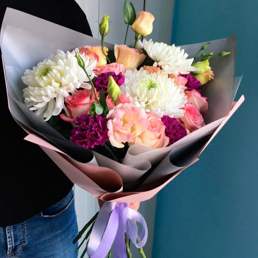 Сборный букет в стильном оформлении