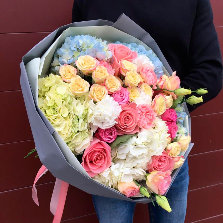 Сборный букет из роз, эустом и гортензий