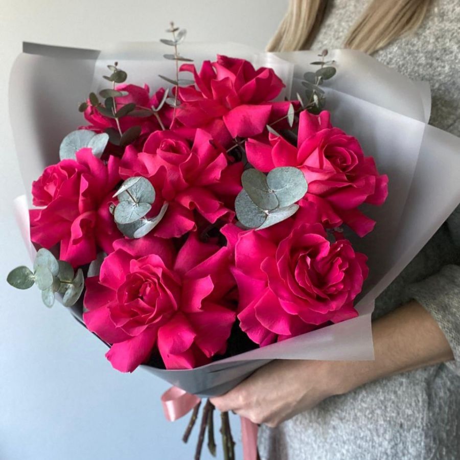 Букет из 7 розовых роз с эвкалиптом