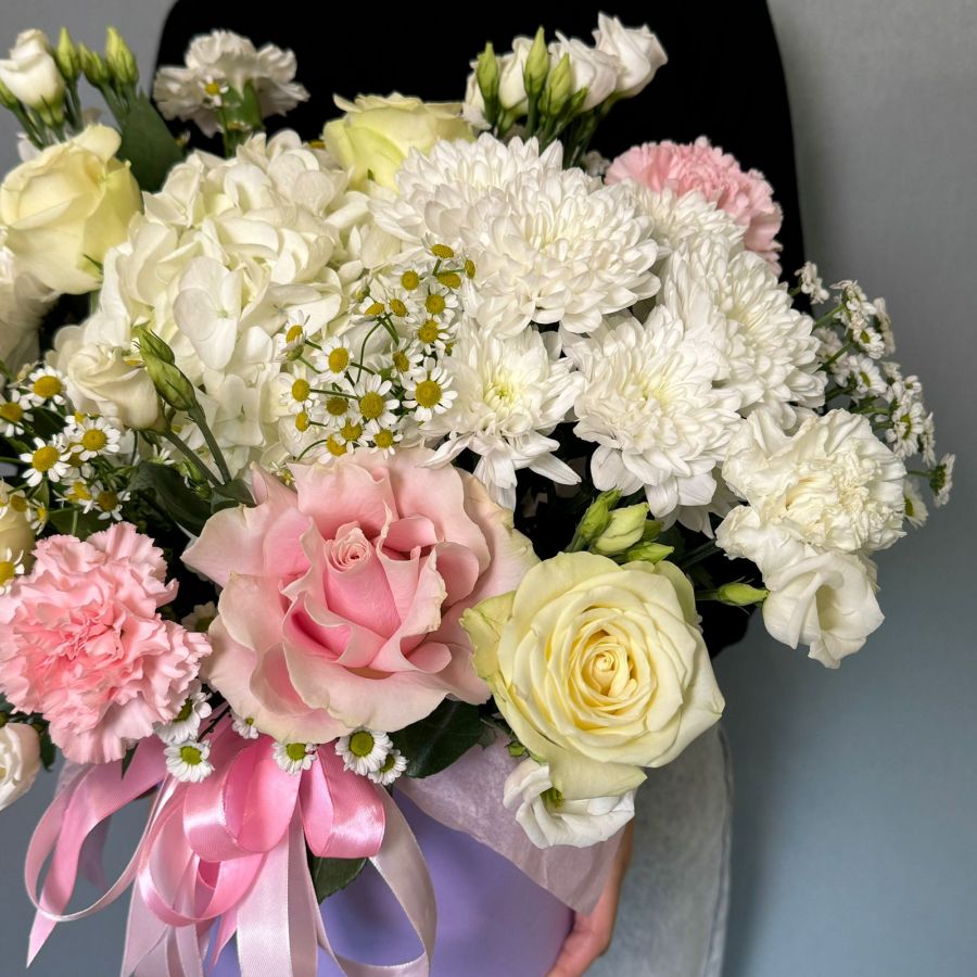 Коробка большая с гортензией и розами