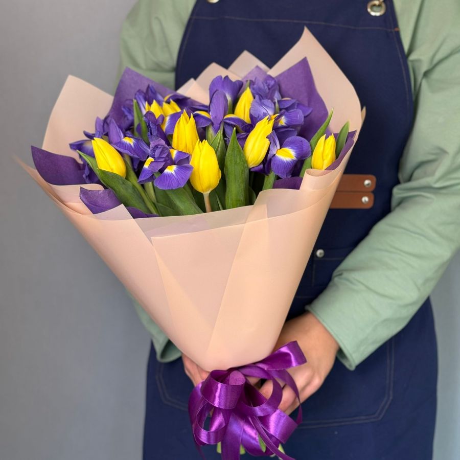 Микс из желтых тюльпанов и ирисов