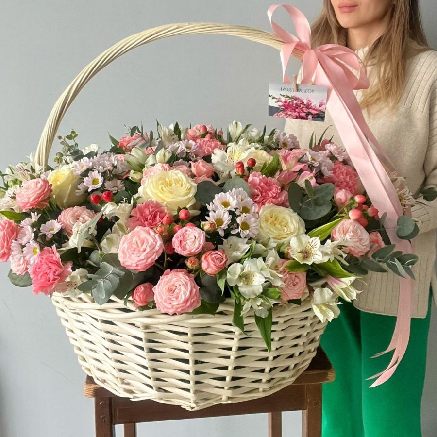 Большая цветочная корзина из роз, хризантем, альстромерий