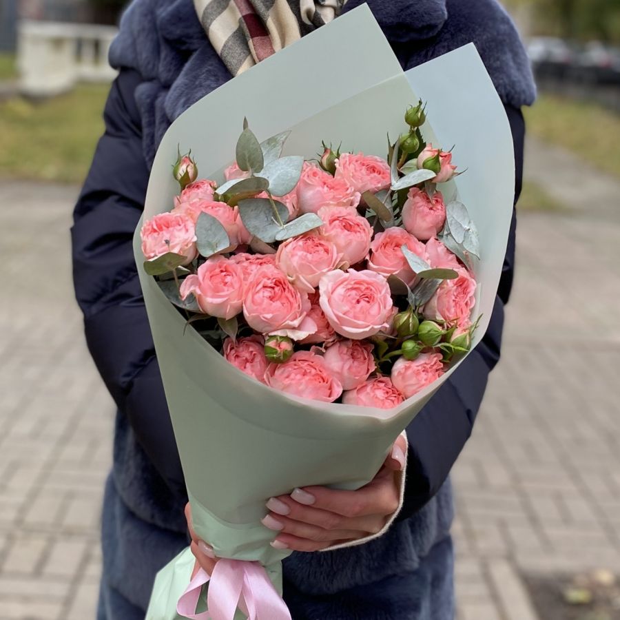 Букет из кустовых роз с эквалиптом