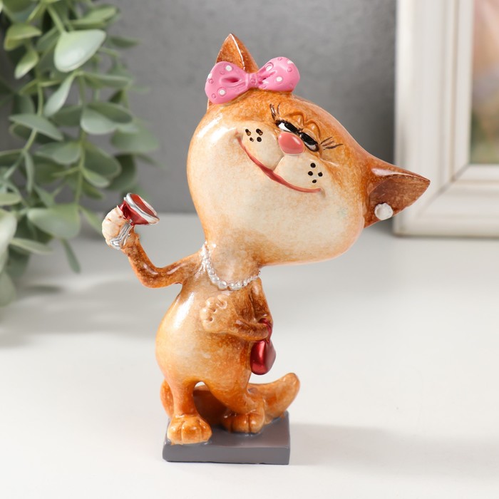 Сувенир полистоун лак "Кошечка с бокалом"