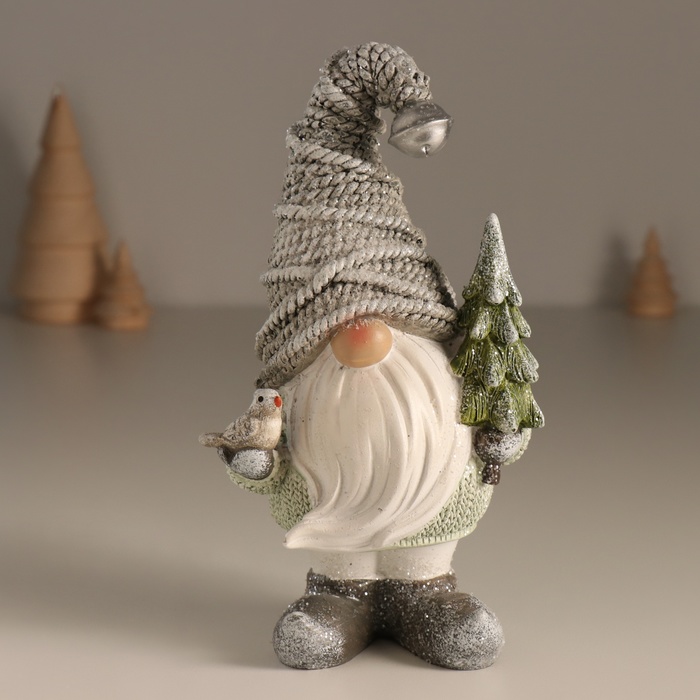 Сувенир полистоун "Дед Мороз в колпаке с бубенчиком, с ёлкой и птицей"