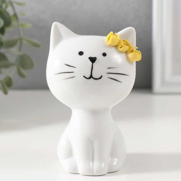 Сувенир керамика "Котик белый с жёлтыми цветочками на ушке, сидит"