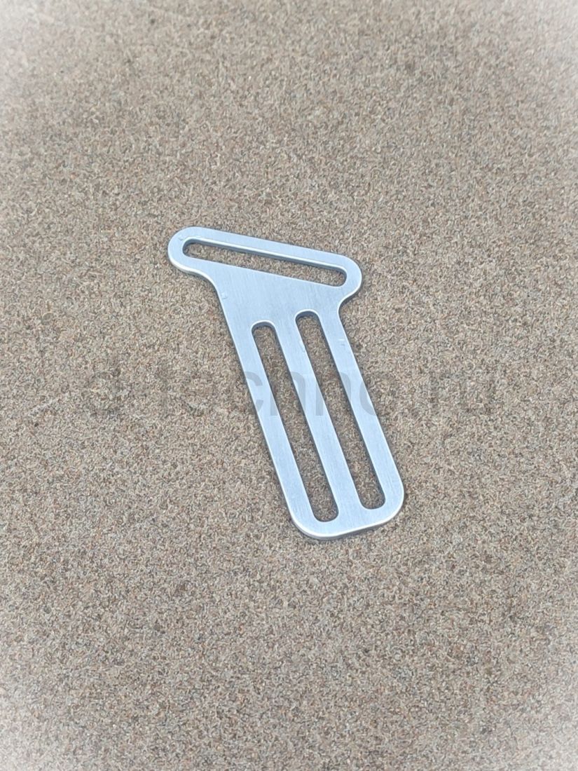 Фиксатор ремней с налонной щелью