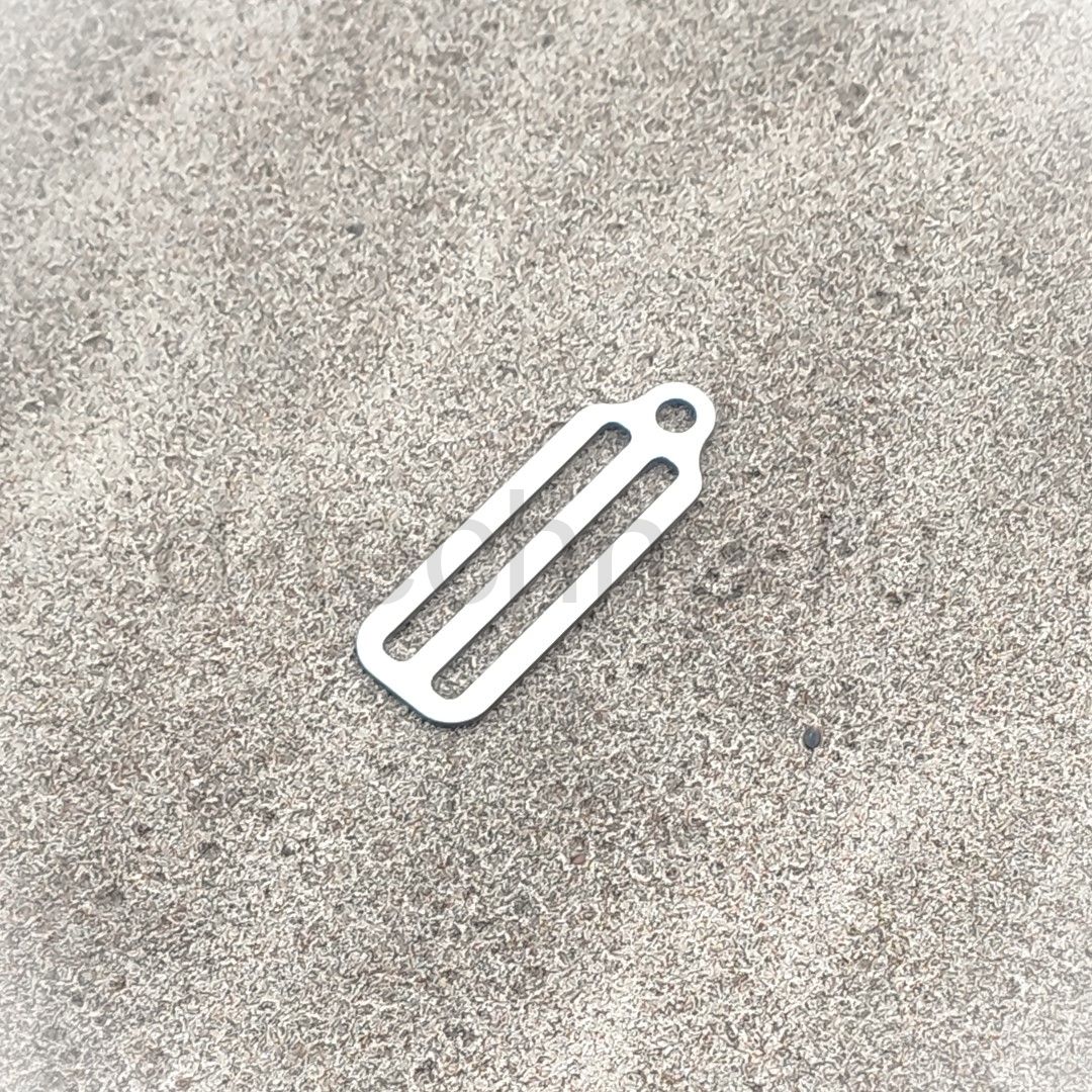 Пряжка двухщелевая с отверстием для резинового шнура