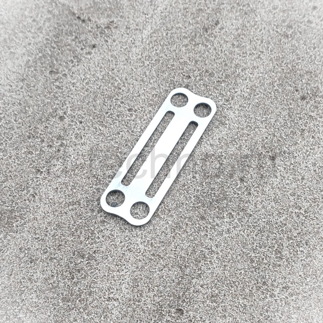 Пряжка двухщелевая с 4-мя отверстиями для резинового шнура