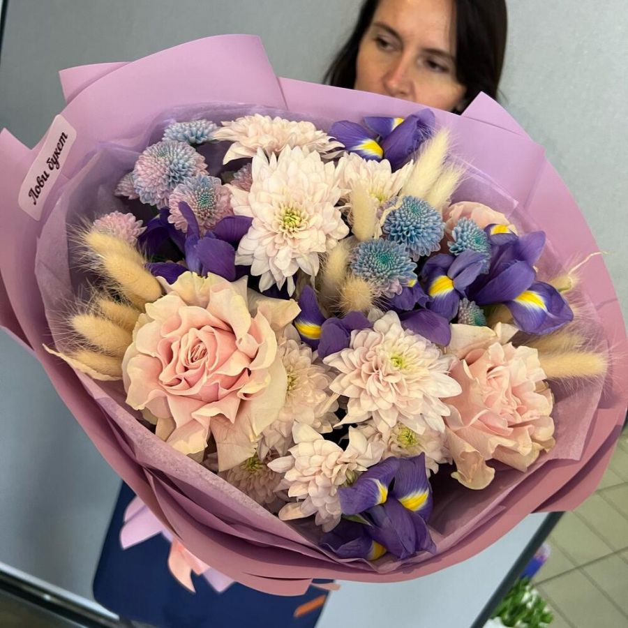 Букет розовый с ирисами