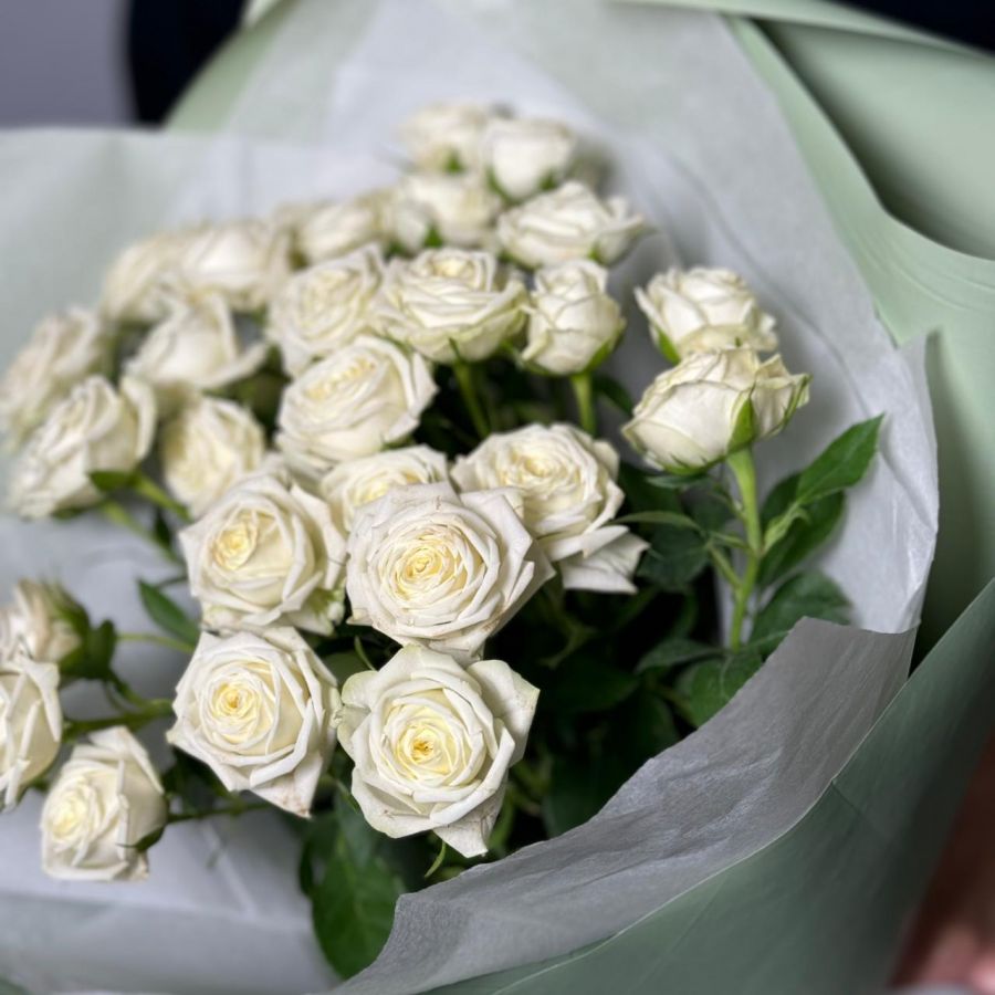 Букет белых кустовых роз
