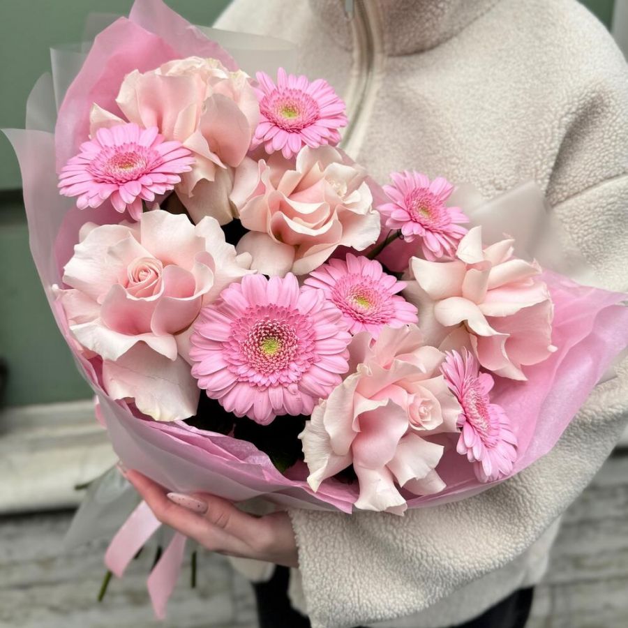 Букет из ароматной французской вывернутой розы с герберой