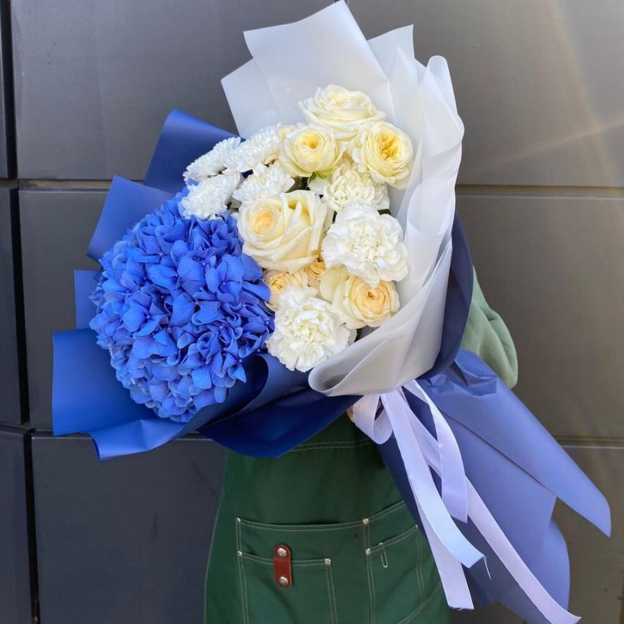 Дуо букет из гортензии роз и диантусов