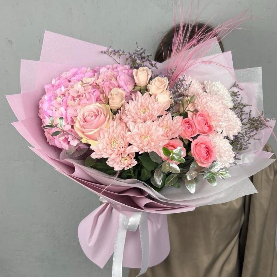 Нежный букет из роз, гортензии и хризантем