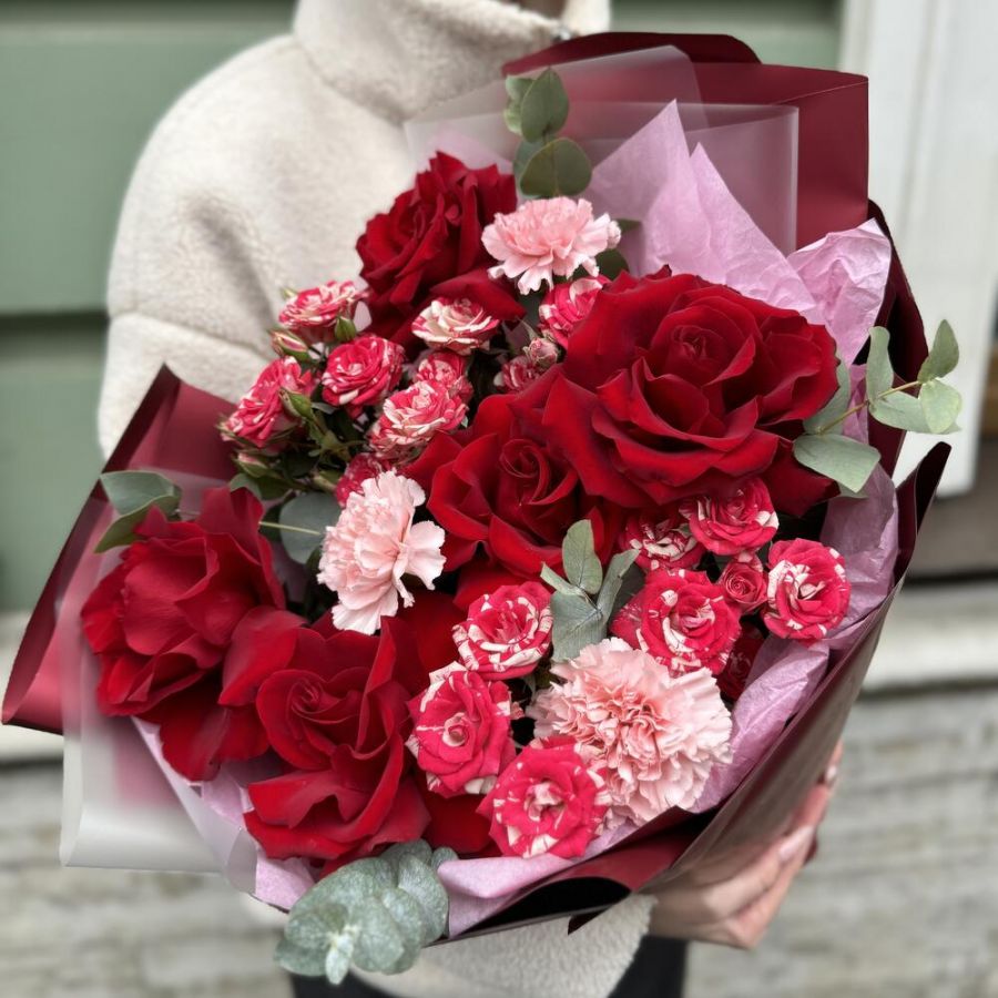 Букет французские розы с диантусом и кустовыми розами