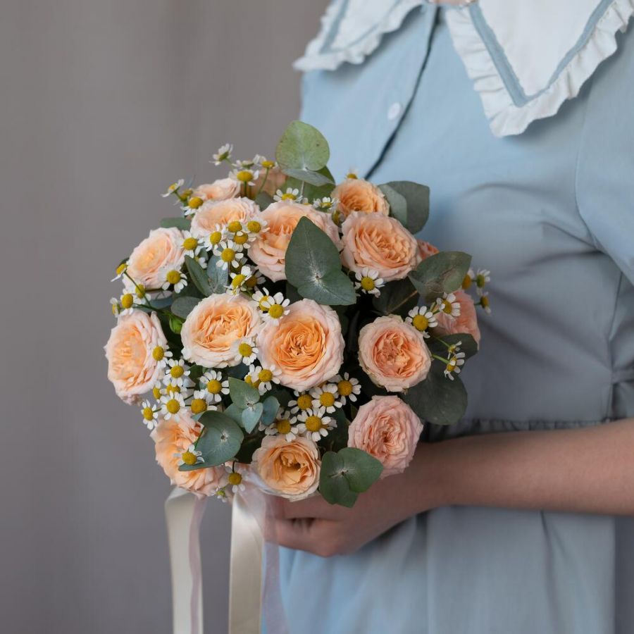 Милая композиция из кустовых роз и ромашек в крафтовой коробке "Летний закат"