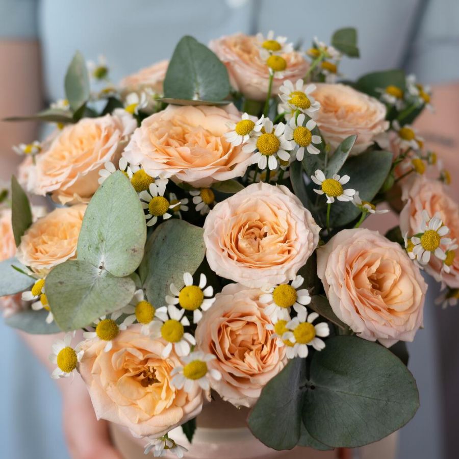 Милая композиция из кустовых роз и ромашек в крафтовой коробке "Летний закат"