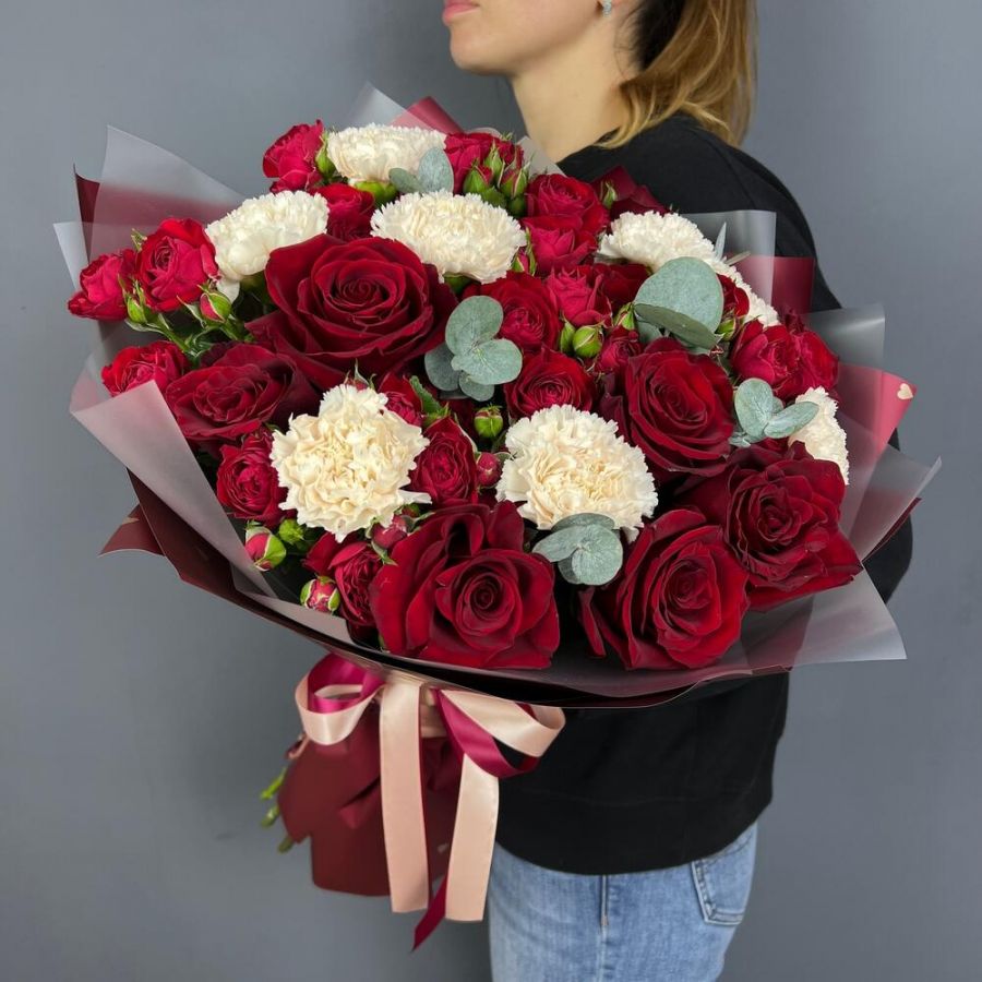 Букет с кустовыми пион розами «Благородный Вкус»