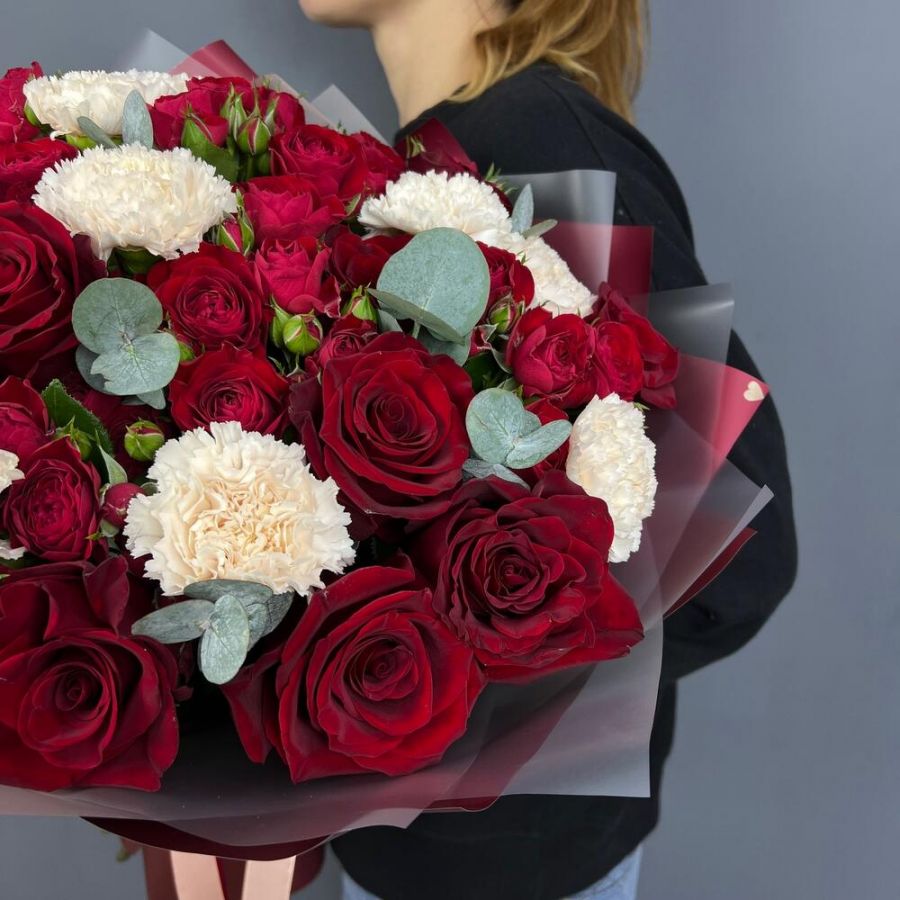 Букет с кустовыми пион розами «Благородный Вкус»