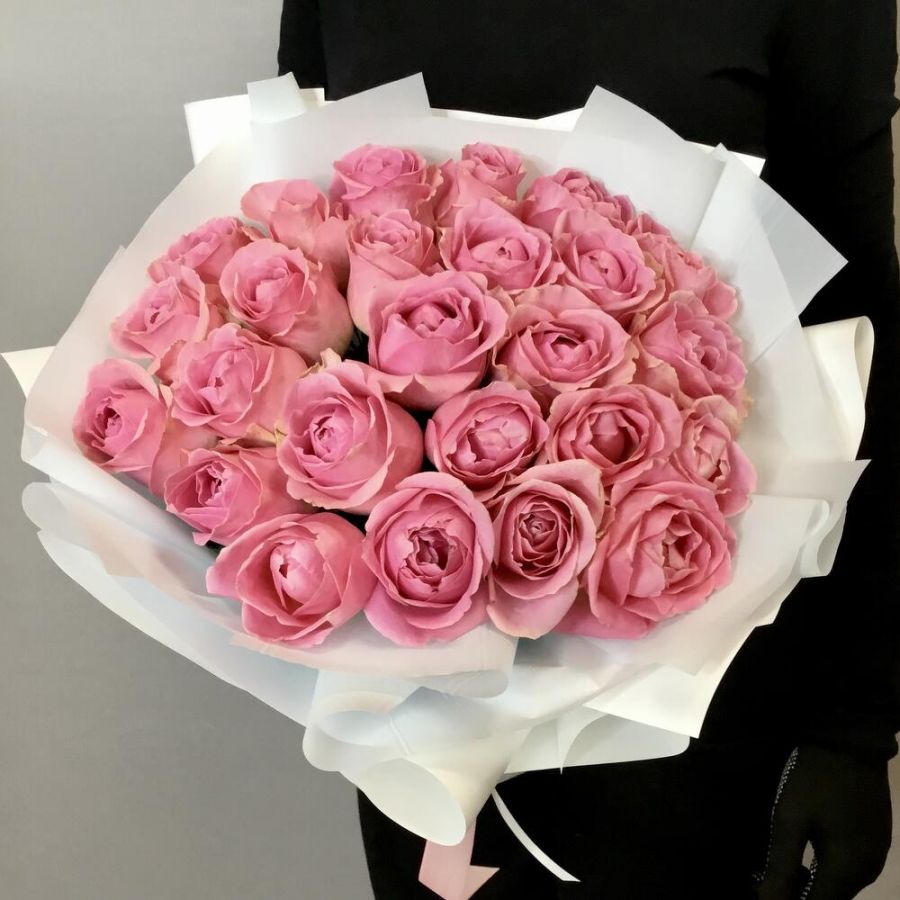 25 розовых роз