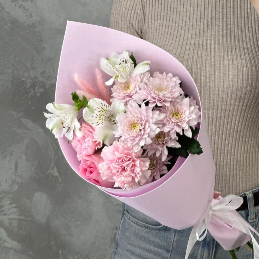 Нежный букет комплимент из хризантемы, розы, диантусов и альстромерии