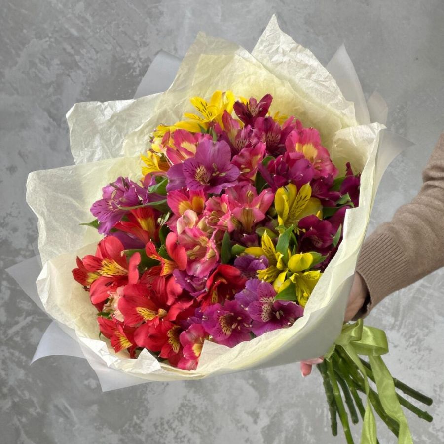 Яркий букет из стойких альстромерий