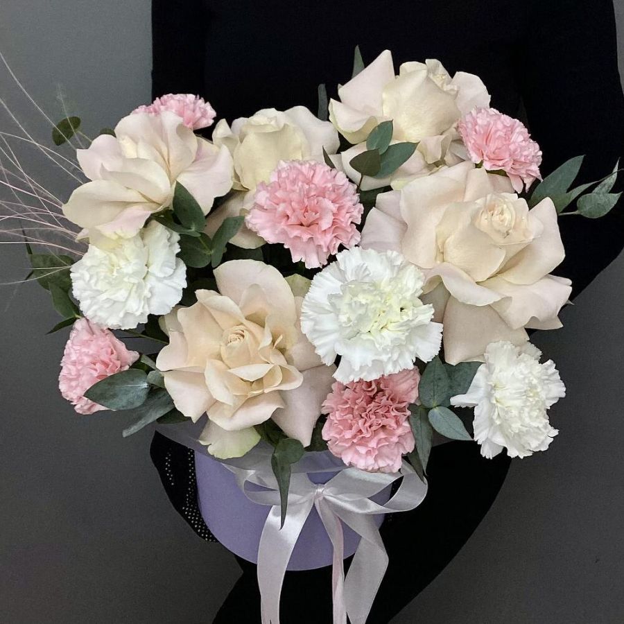 Композиция с французскими розами и диантусами «Ренессанс»