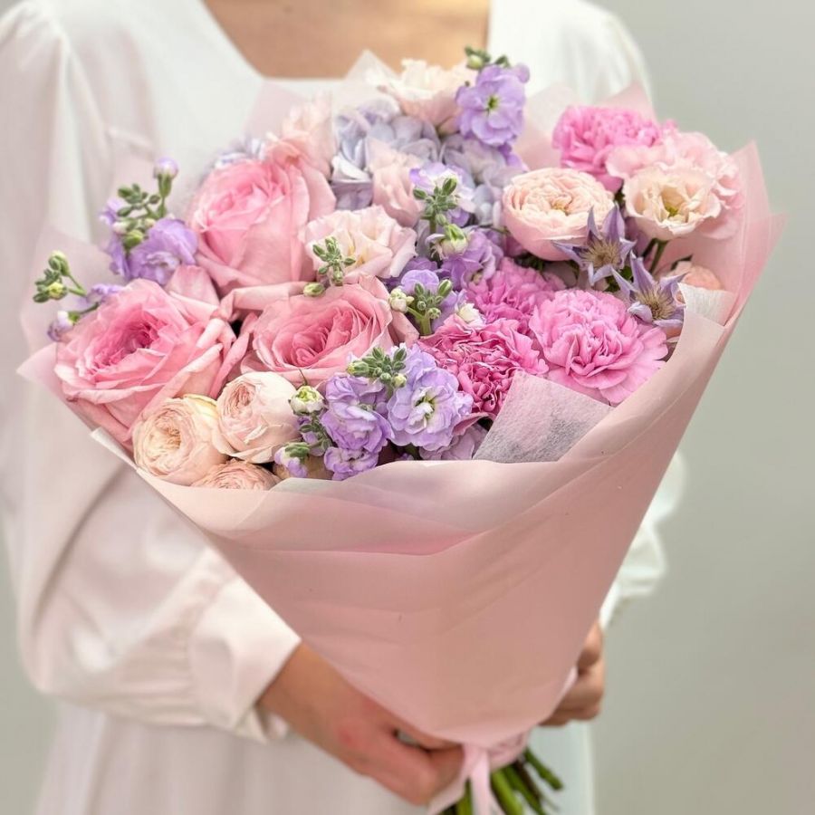 Нежный букет с розовыми розами и сиреневой гортензией