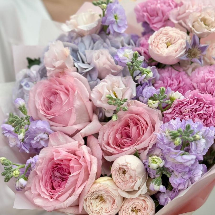 Нежный букет с розовыми розами и сиреневой гортензией
