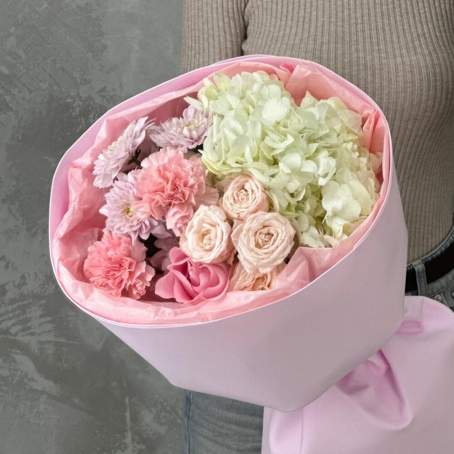 Нежный букет с кустовой розой, гортензией, розой, диантусами и хризантемой