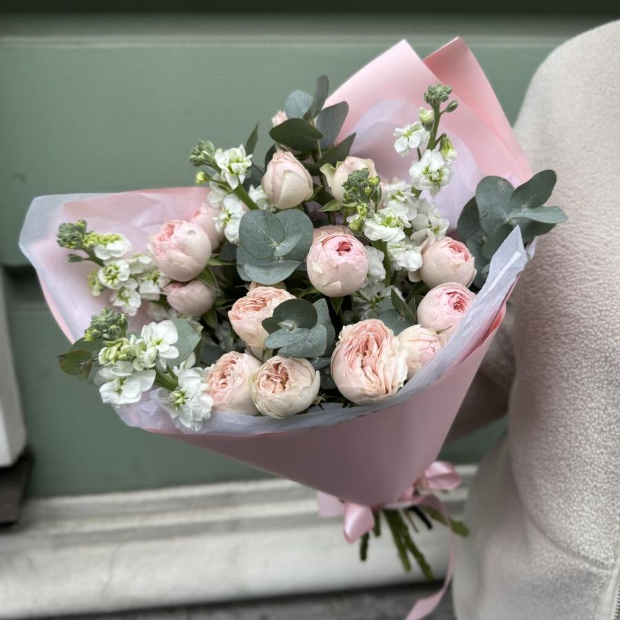 Букет из пион роз с ароматной маттиолой