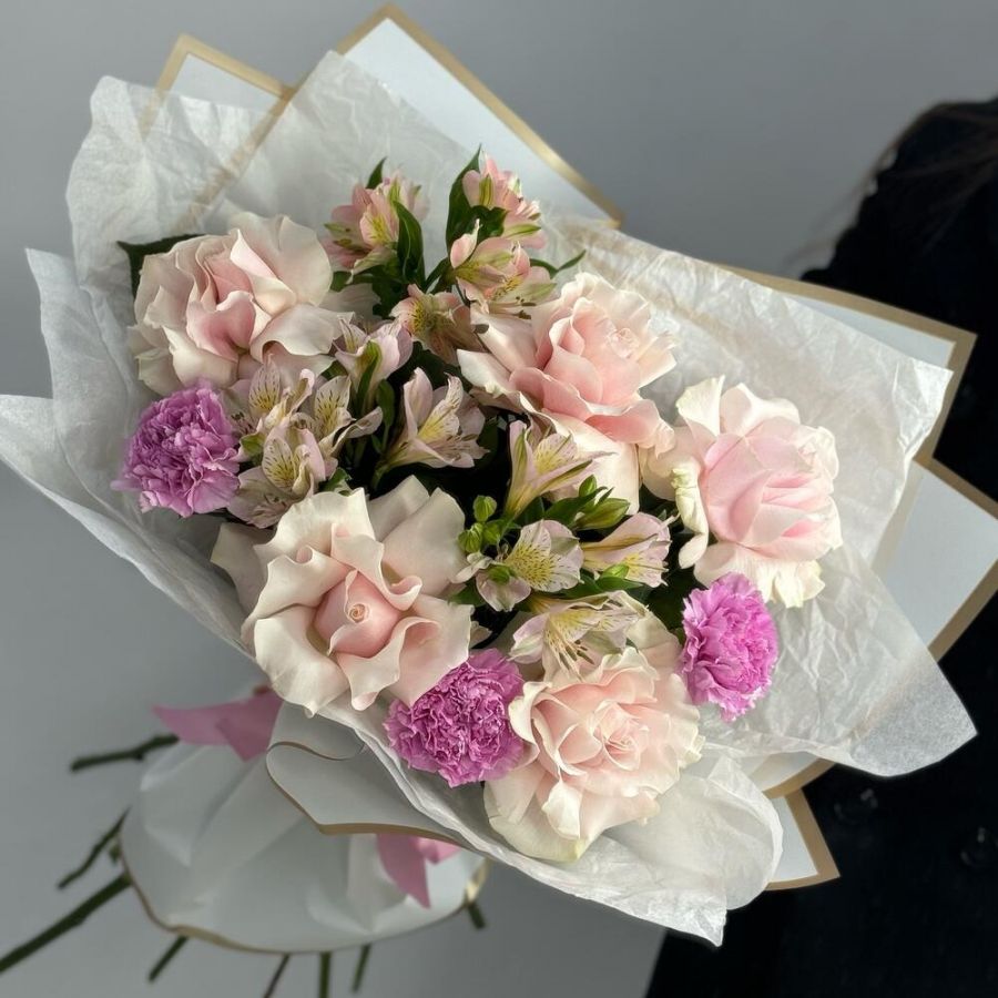 Букет розы и диантусы