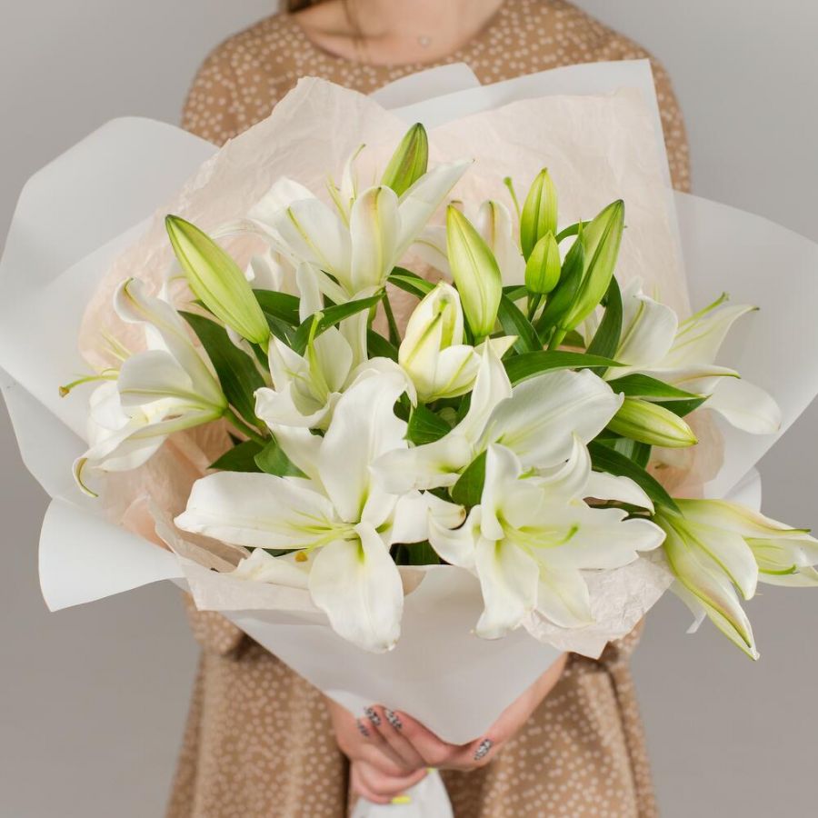 Букет из белых лилий